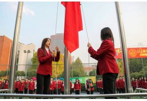 男人和女人超逼网站升旗仪式：凝心聚力，同心向党